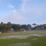 Gramado do Campo de Futebol da ASSOCIAÇÃO 12 DE OUTUBRO MARAVILHA com alguns pontos de formação de geada nesta segunda-feira (15). Foto: Tamara Finardi/ WH Comunicações/ Líder