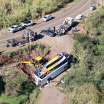 Operação para retirada do ônibus no local do acidente. Foto: Defesa Civil de São Miguel da Boa Vista