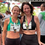 Luciane Mozer (apresentadora da 103 FM), com a maratonista de São Miguel do Oeste, Helilúcia Kaufmann, que ficou em segundo lugar na classificação geral feminino / Foto: Ascom Prefeitura de SMOeste