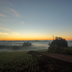 Marclei Grando compartilhou imagens de nevoeiro e do nascer do sol na Comunidade do Barro Preto em Maravilha.