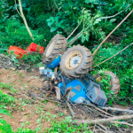Trator capotou em uma ribanceira (Fotos: Corpo de Bombeiros)