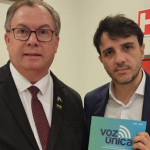 Candidato do Missão, Renan Santos recebe documento da Facisc (Foto: Divulgação)