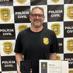 Agente de Polícia Luciano Araújo, responsável pelo atendimento na Delegacia de Polícia de Sul Brasil, possui mais de 30 anos de serviço policial e recebeu a Medalha de Mérito Policial de Ouro