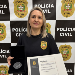 A Agente de Polícia Juliane Rodrigues Rayzer, responsável pelo atendimento na Delegacia de Polícia de Santa Terezinha do Progresso, com mais de 20 anos de serviço policial, recebeu a Medalha de Mérito Policial de Prata
