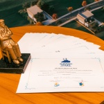 Premiação contou com escultura do Prêmio Alfonso Vogel e uma certidão homologada pela Câmara Municipal de Xaxim. Foto: Bárbara Baccarin
