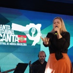 Ana Heller A cantora Ana Heller compartilhou a alegria de ouvir seu nome entre os semifinalistas, destacando o alto nível da seletiva. “Já cantei nos dois primeiros anos e não havia passado, mas não dá pra desistir. E dessa vez deu certo. Para Chapecó com certeza já estarei me preparando para representar nosso município. Darei o meu melhor”. Além de cantora, Ana Heller é musicoterapeuta e professora de música e musicalização. Ela ressalta que a música é parte essencial de sua trajetória e também de sua missão de vida. “A música além do meu trabalho é meu propósito de vida, sei o quanto ela impacta na vida e no dia a dia das pessoas. Por isso meu papel é sempre incentivar, tanto meus alunos, quanto quem gosta de cantar, mas às vezes falta aquele empurrãozinho. Já dizia o ditado popular ‘quem canta seus males espanta’”