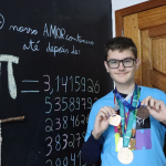 “A matemática é algo tão intrínseco ao meu ser que, desde criança, lembro de enxergá-la em tudo”, conta Luis Daniel. O estudante acumula diversas premiações importantes. Foto: Tamara Finardi
