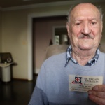 Bruno Tumelero, 90 anos, carrega com orgulho a carteira de sócio-fundador. Foto: Tamara Finardi/Líder