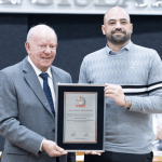 Entrega de homenagem ao Secretário de Estado da Saúde, Diogo Demarchi, que também recebeu a homenagem para o governador. FOTO: Ana Quinta/Agência Alesc