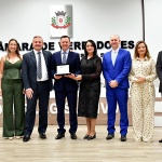 Sessão solene marcou concessão de título de Cidadão Honorário a Claudimar Bortolin Claudimar Bortolin recebeu placa do título de Cidadão Honorário de São Miguel do Oeste das mãos do vereador Delegado Zancanaro Homenageado recebeu placa do título de Cidadão Honorário de São Miguel do Oeste Claudimar Bortolin ao lado de sua família Um dos momentos emocionantes da noite foi a homenagem feita por sua família Vereador Delegado Zancanaro foi o proponente da sessão solene Claudimar Bortolin lembrou início da trajetória na Torfresma e evolução da indústria Claudimar Bortolin junto a familiares e amigos presentes na sessão Fotos: Tiarajú Goldschmidt/Câmara de Vereadores