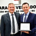 Claudimar Bortolin recebeu placa do título de Cidadão Honorário de São Miguel do Oeste das mãos do vereador Delegado Zancanaro / Foto: Tiarajú Goldschmidt/Câmara de Vereadores