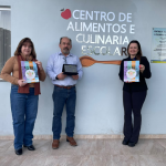 A secretária municipal de Educação, Iloene Käfer, o presidente do CAE de Maravilha, Vilmar Pandolfo e a nutricionista Cristiane Tremea celebram a conquista do Centro de Alimentos e Culinária Escolar do município. Foto: Tamara Finardi/ WH Comunicações/ Líder