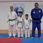 “É um sentimento de muita alegria ver o Sensei Juliano Siebel, que foi meu professor na infância, treinando os meus filhos. E agora eu, como auxiliar, acompanhando a evolução deles, é minha maior medalha de ouro”, conta a judoca Karolaine. Foto: Tamara Finardi/ WH Comunicações/ Líder