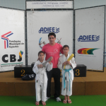 Troca de faixa ao lado da irmã e do Sensei Juliano Siebel. Foto: Arquivo pessoal