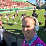 Responsável pela coluna de esporte do Jornal Líder, Oneide Behling acumula grande experiência na reportagem esportiva. Na foto, o repórter está credenciado pela CBF, captando e trazendo informações durante a transmissão de jogos para a Líder FM. Crédito: Arquivo pessoal
