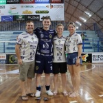 Paixão que vem de família: com os pais e o irmão mais novo também envolvidos no esporte, Laufer sempre esteve cercado por esta paixão. Sempre unida, a família é presença constante no apoio e na torcida. O registro mostra o primeiro gol de Laufer em jogo oficial da temporada 2026 pelo Maravilha Futsal. Foto: Tamara Finardi/ O Líder/ WH Comunicações