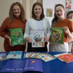 Com diversos livros em mãos, as contadoras já embasam o próximo repertório, que irá abordar de forma criativa lendas brasileiras e o folclore. Foto: Tamara Finardi/ O Líder/ WH Comunicações