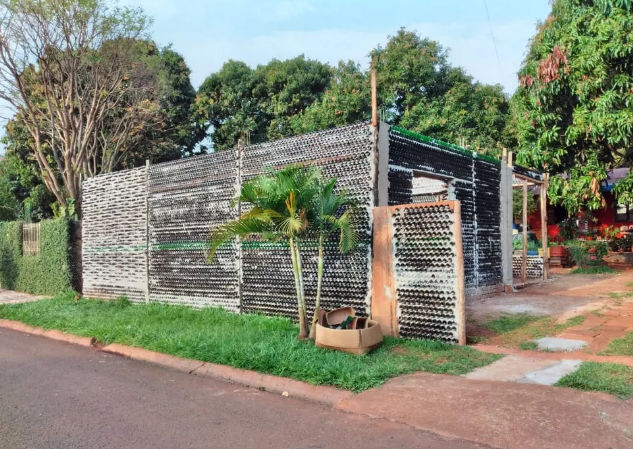 Educadora constrói casa com garrafas de vidro no PR | WH3 - Sistema 103 - Rádio Raio de Luz - Rádio Lider - Jornal O Lider