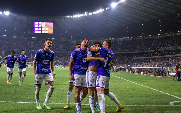 Cruzeiro vence Vasco por 3 a 0 e conquista acesso na Série B