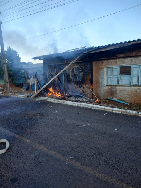 Incêndio De Grandes Proporções Atinge Fábrica No Oeste De SC | WH3 ...