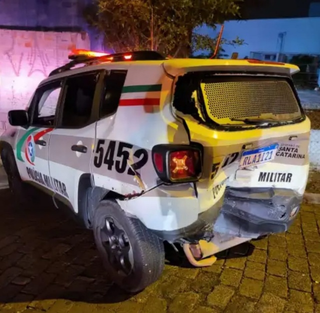 Motorista que colidiu contra viatura da polícia durante racha é