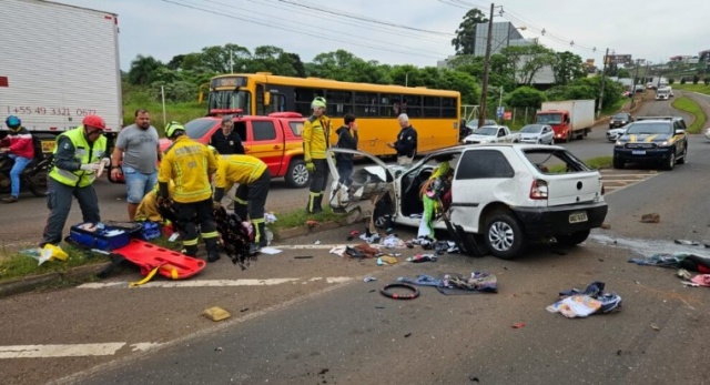 Motorista perde controle do carro e cai sobre outro na BR-277, uma pessoa  morreu