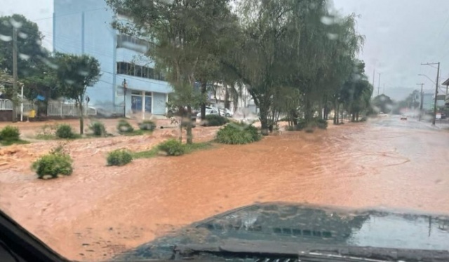 Rio Uruguai transborda e coloca cidades do RS em alerta máximo da Defesa Civil para inundação