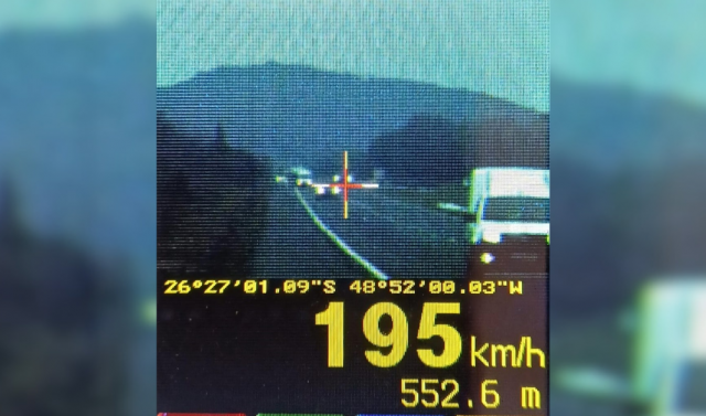 Caminhonete é flagrada a 195 km/h em trecho em obras da BR-280 em SC