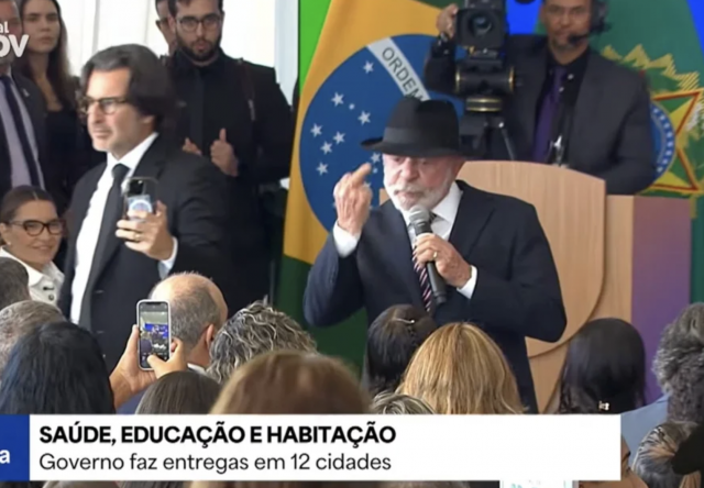 Lula mostra dedo do meio durante discurso no Palácio do Planalto: “Aqui para eles”