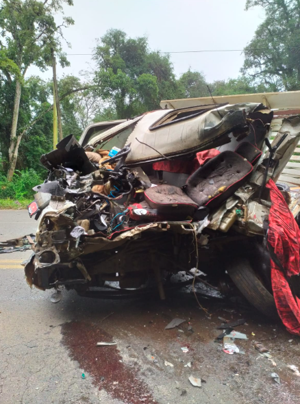 Caminhoneiro de 25 anos morre em grave acidente com quatro veículos na BR-282