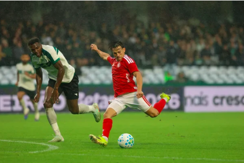 Com gol nos acréscimos, Inter busca empate com o Coritiba