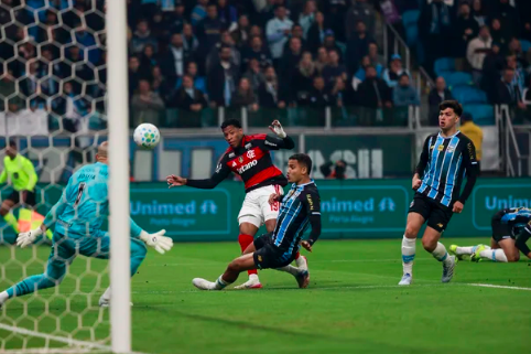 Dominado pelo Flamengo, Grêmio perde e entra no Z-4 do Brasileirão