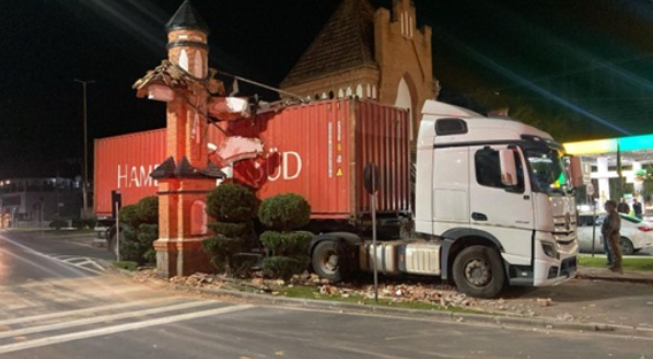 VÍDEO: Carreta erra rota e destrói portal cartão-postal de cidade de SC