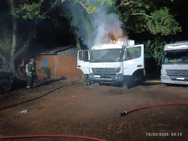 Incêndio atinge caminhão de coleta de lixo em posto de combustíveis durante a madrugada