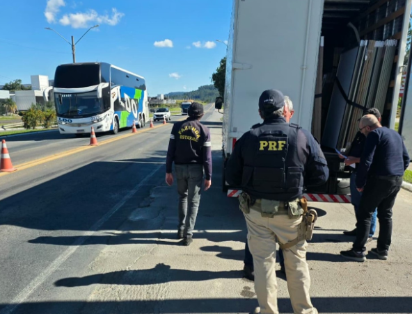PRF e Receita Estadual flagram 50 caminhões com irregularidades fiscais na BR-470