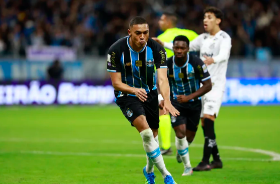 Atacantes decidem, Grêmio vira sobre o Santos e se afasta do Z-4 do Brasileirão