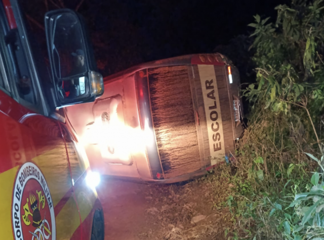 Motorista passa mal e ônibus escolar tomba no interior de Guaraciaba