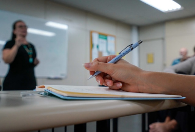 Senado aprova piso de professores em R$ 5,1 mil para 2026