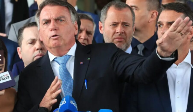 Nunes Marques pede prazo sobre revisão que pode anular condenação de Jair Bolsonaro no STF