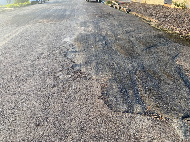 Moradores reclamam de asfalto danificado no bairro Kasper após conserto de vazamento em rua de Maravilha